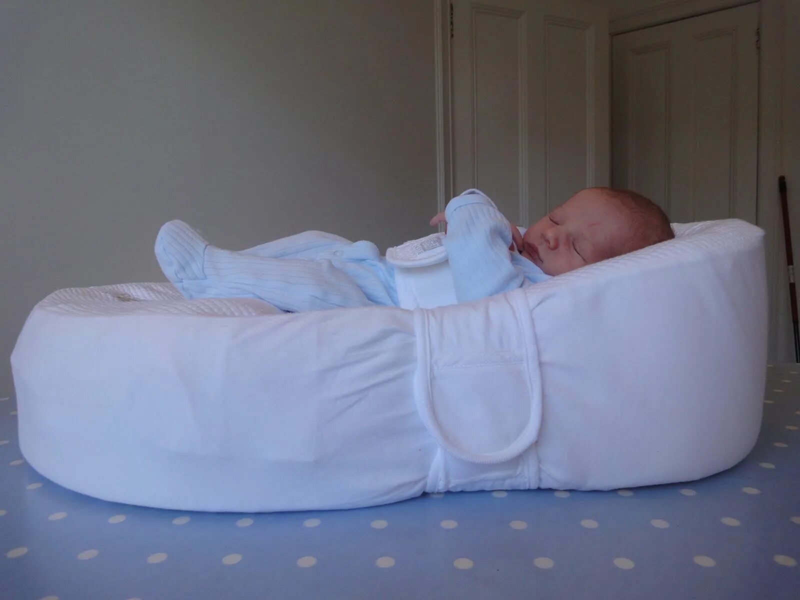 новорожденные дети в коконе. 138/2 матрас "кокон" для новорожденного "baby cocon" (малыши) 67х40х18. кокон зевушкин. малыш спит в коконе. кокон для детей от 3 месяцев.