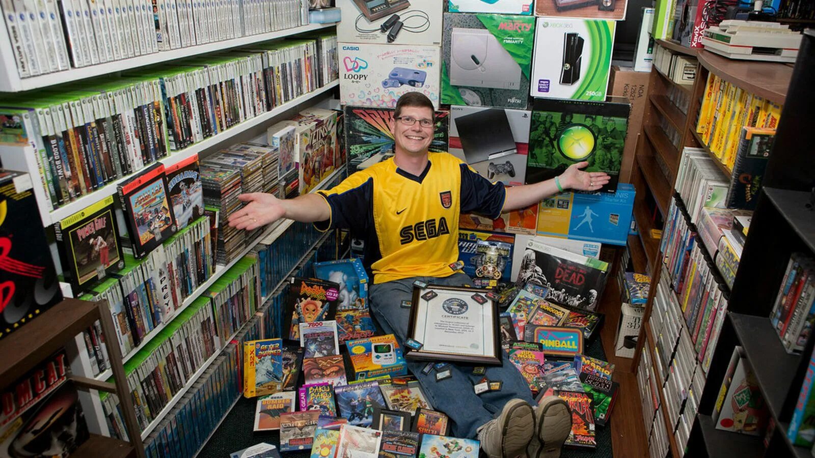 Магазин игровой мир. Самая большая коллекция игр. Коллекционер игровых приставок. Коллекционирование компьютерных игр. Самая большая коллекция видеоигр в мире.