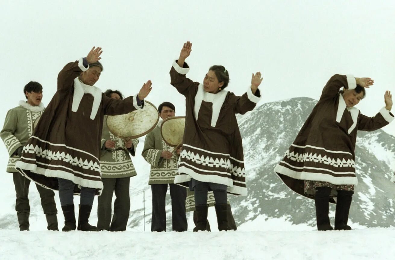 Чукчи гостям жену. Аляска Эскимосы. Эскимосская камлейка. Эскимосы Чукотский танец.