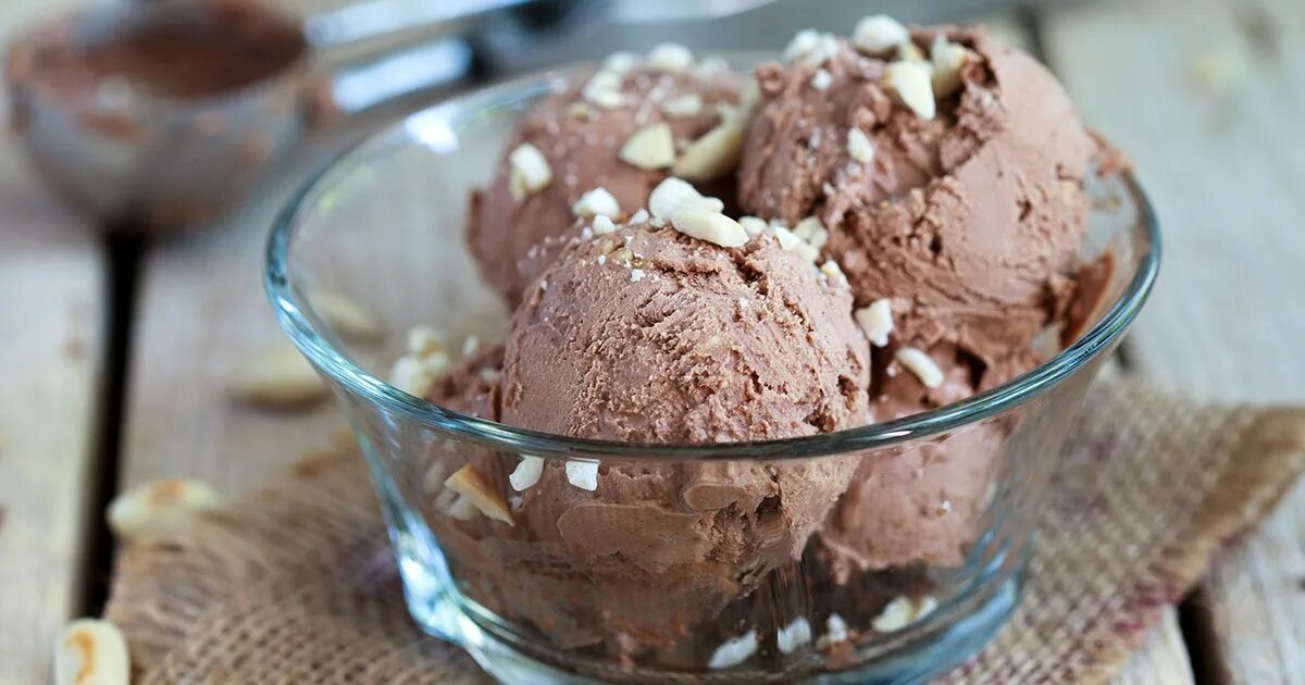 Домашнее мороженое из сливок без сгущенки. Мороженое. Мороженое пломбир в шоколаде. Шоколадное мороженое. Мороженое со вкусом шоколада.