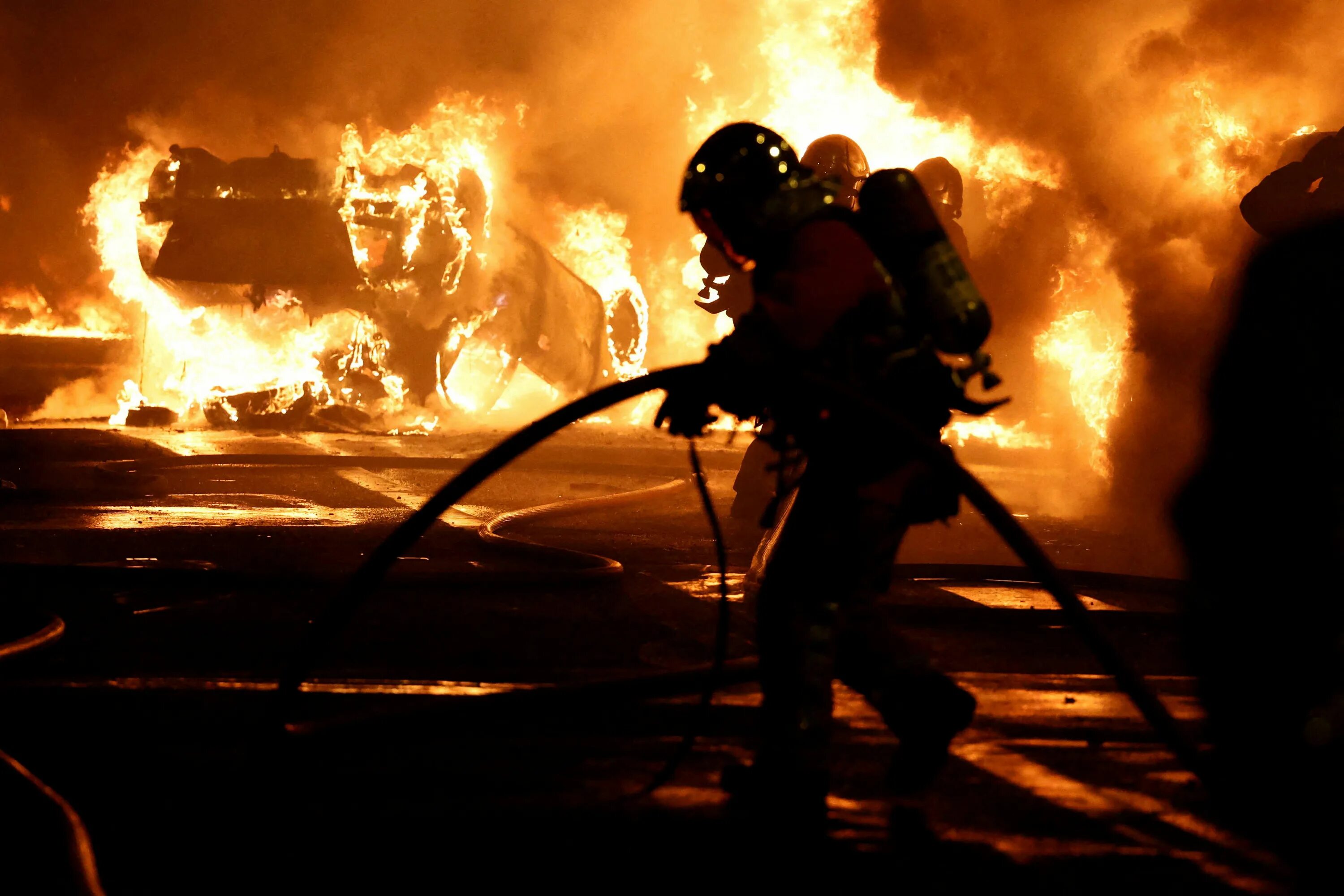 Пожарный в огне. Фото пожарных. Пожарные тушат пожар. Человек огонь.