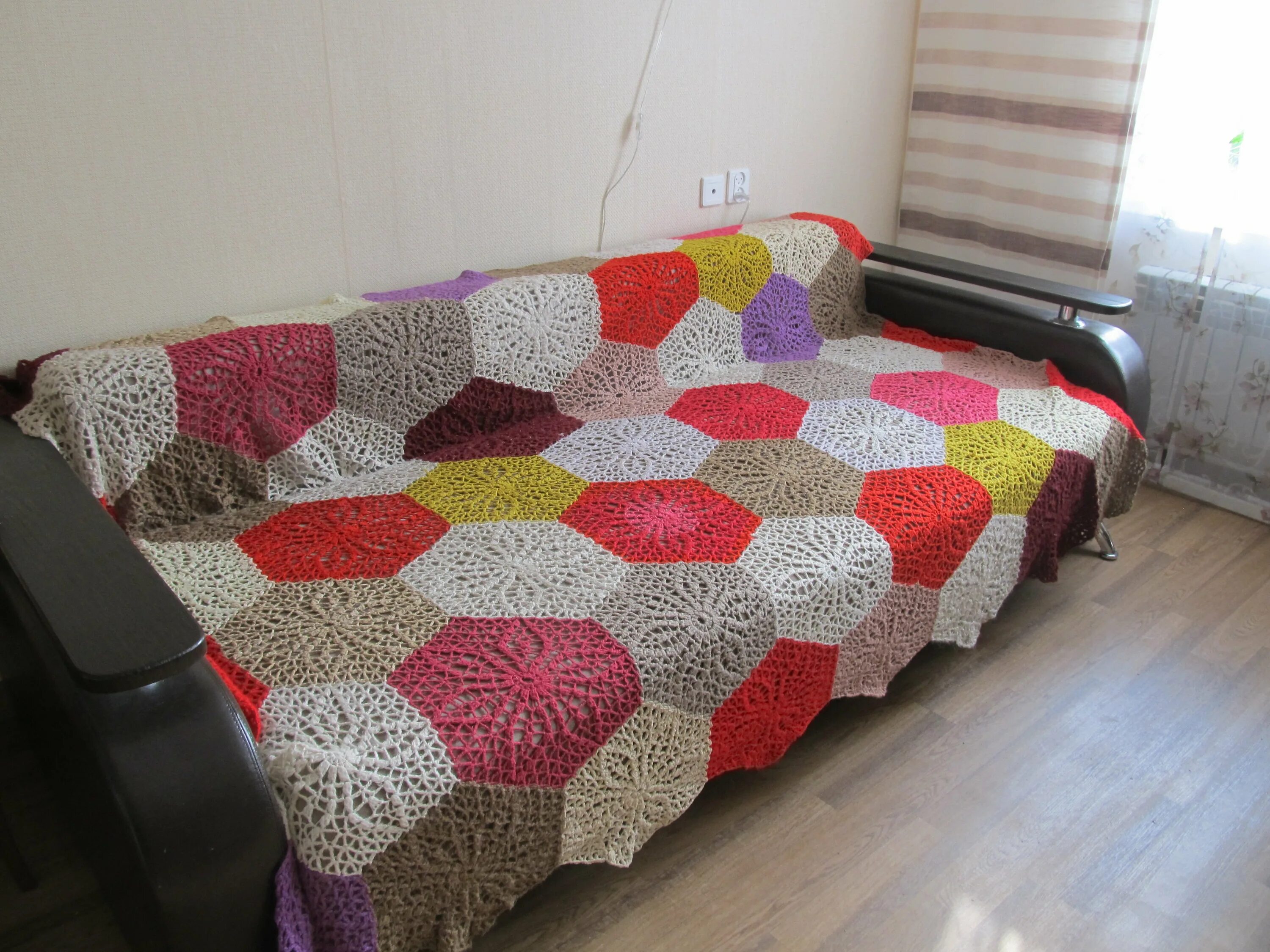 Плед из квадратов. Плед вязаный. Вязаный плед квадратами. Плед из квадратиков. Плед крючком на диван.