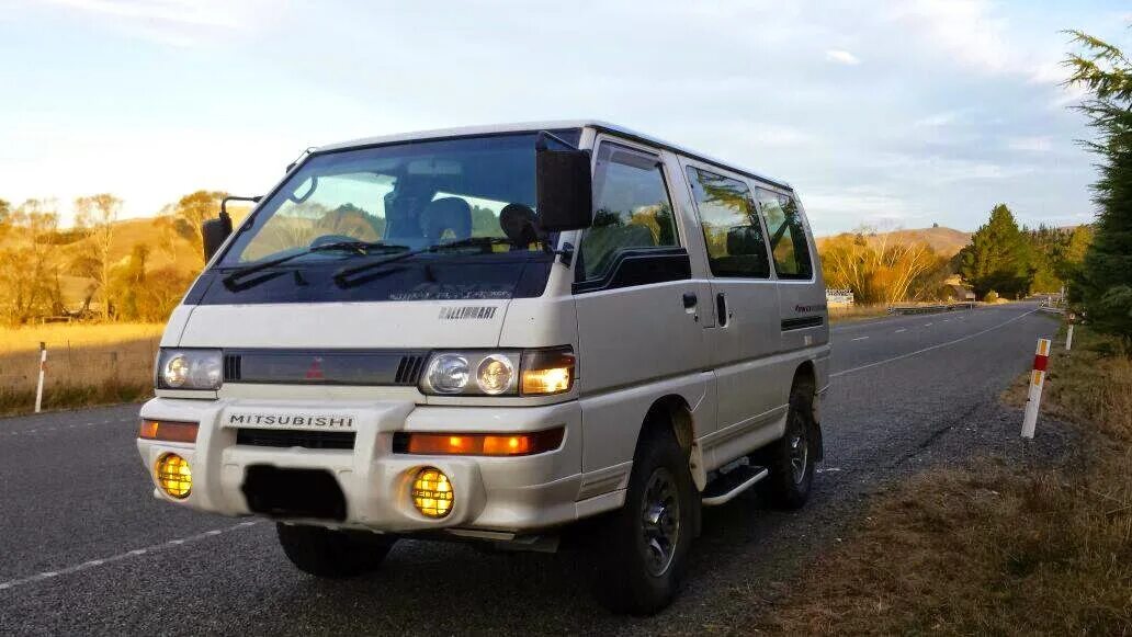 Delica поколения. Митсубиси Делика л300. Мицубиси Делика л 300. Mitsubishi Delica 3 поколение. Мицубиси Delica (l300).