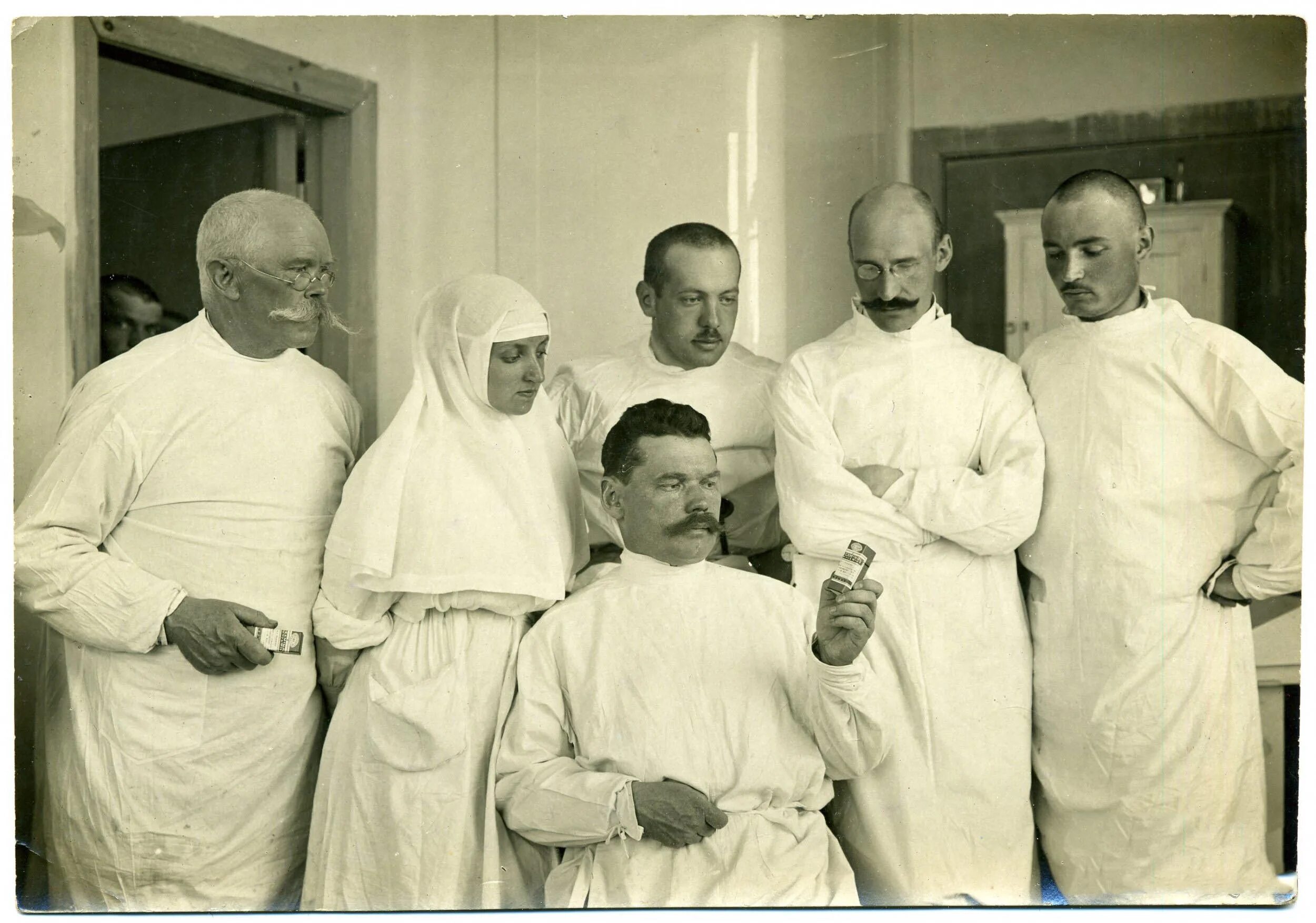 Земские врачи в россии 19 века. Врач начала 20 века. Сестры милосердия лазарет 1917. Джон ромулус бринкли. Врач начала 20 века.