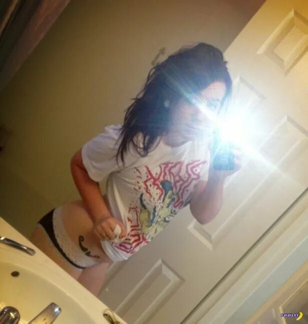 Фото девушек в ванной в зеркале. Селфи в ванной без лица. брюнетка в зеркале в пижаме. селфи в ванной без лица девушка. девушка с темными волосами в пижаме.