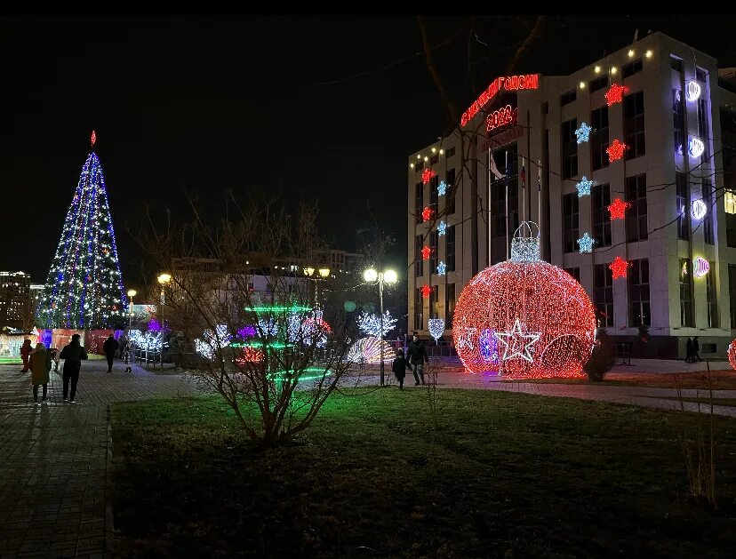 Каток на лебединке астрахань 3 января 2023. Елка в кремле астрахань 2022. Елка на площади ленина астрахань. Куда пойти в астрахани на новогодние праздники. Елка в кремле астрахань.