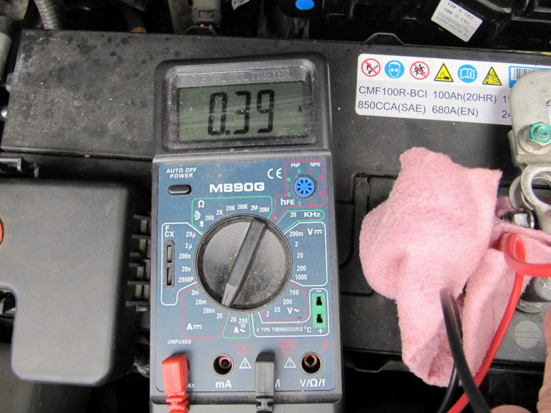 Сколько ток в машине. Измеритель утечки напряжения АКБ авто. Мультиметр кт 113 в. Измеритель тока утечки 100 МКА. Замер утечки тока мультиметром.