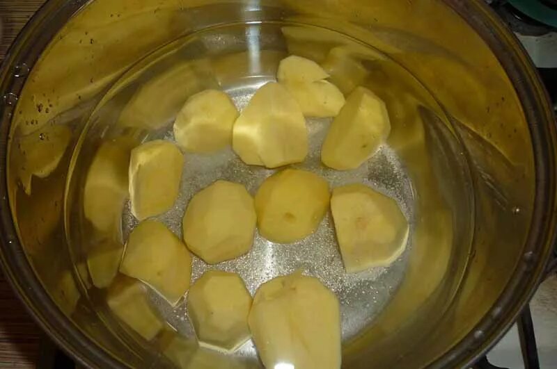 Сколько варить картошку очищенную после закипания. Пошаговое приготовление отварного картофеля. Пена при варке картофеля. Картошка с пенками. Как варить картошку для пюре.