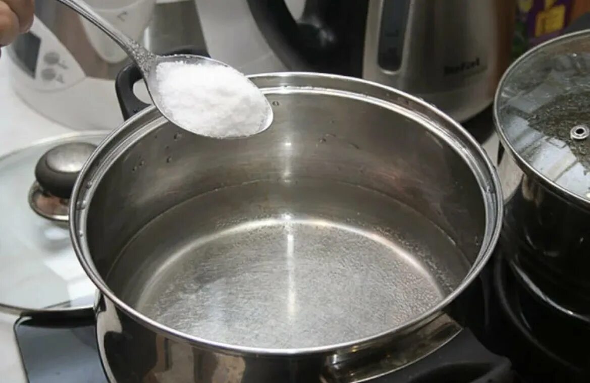 Сахар кипение. Налить воду в кастрюлю. Кастрюля с водой. Кипящая вода. Кастрюля воды с солью.