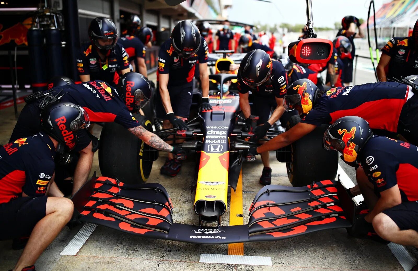 Что такое пит стоп. Пит стоп формула 1. pitstop f1 болиды. pitstop f1 floor. ред булл (команда «формулы-1»).