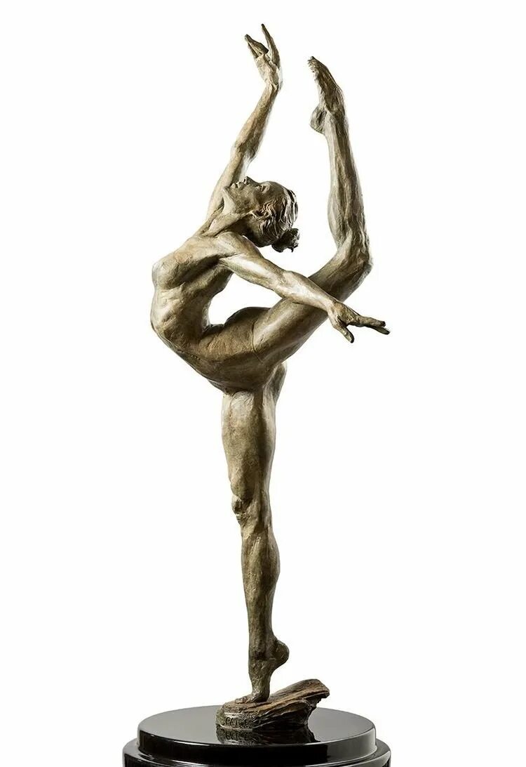 Статуэтка кейт мосс. Статуя женщины. Скульптура девушки с поднятой ногой. Скульптор: джоан кодерч. Prosper d'epinay.