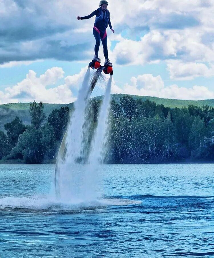 Джетпак на воде. Водный аттракцион флайборд. Водные аттракционы. Летать над водой. Флайборд водный.