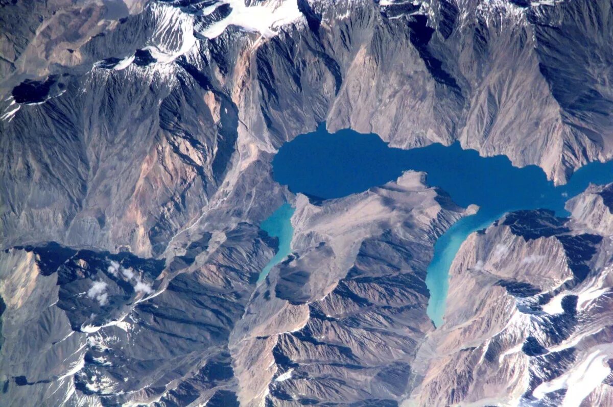 Озера Сарез в памире. Кули Сарез в Таджикистане. Озеро Сарез в Таджикистане. Сарезское озеро котловина. Сарезское озеро таджикистан
