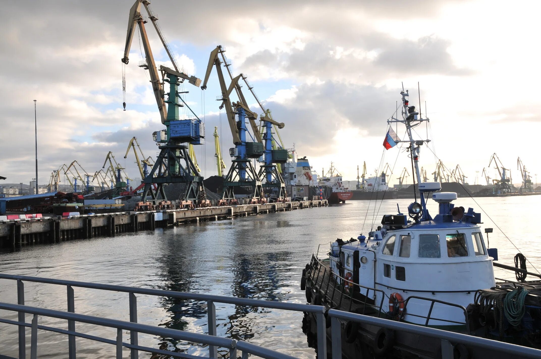 Порт мурманск сайт. Торговый порт Мурманск. Мурманский морской торговый порт. Грузовой порт Мурманск. Северный порт Мурманск.