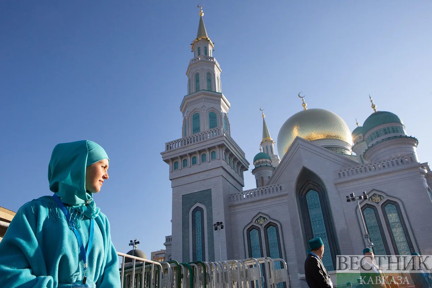 Можно женщине посещать мечеть. Соборная мечеть черкесск. мечеть в москве. женщины в мечети.