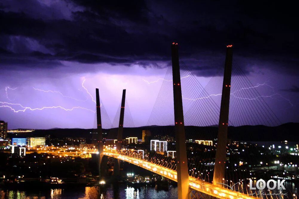 Вид с сопки холодильник. Владивосток мост ночью. Владивосток закат. Ясный солнечный день видовая владивосток. Skyscrapercity владивосток.