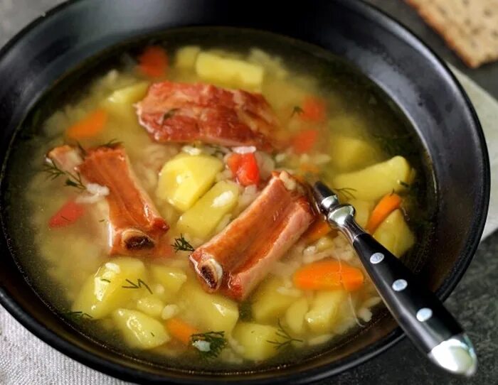 гороховый суп из свинины. суп с копчеными свиными. гороховый суп с копчеными ребрышками. бобовый суп. суп с копченостями ребрышками.