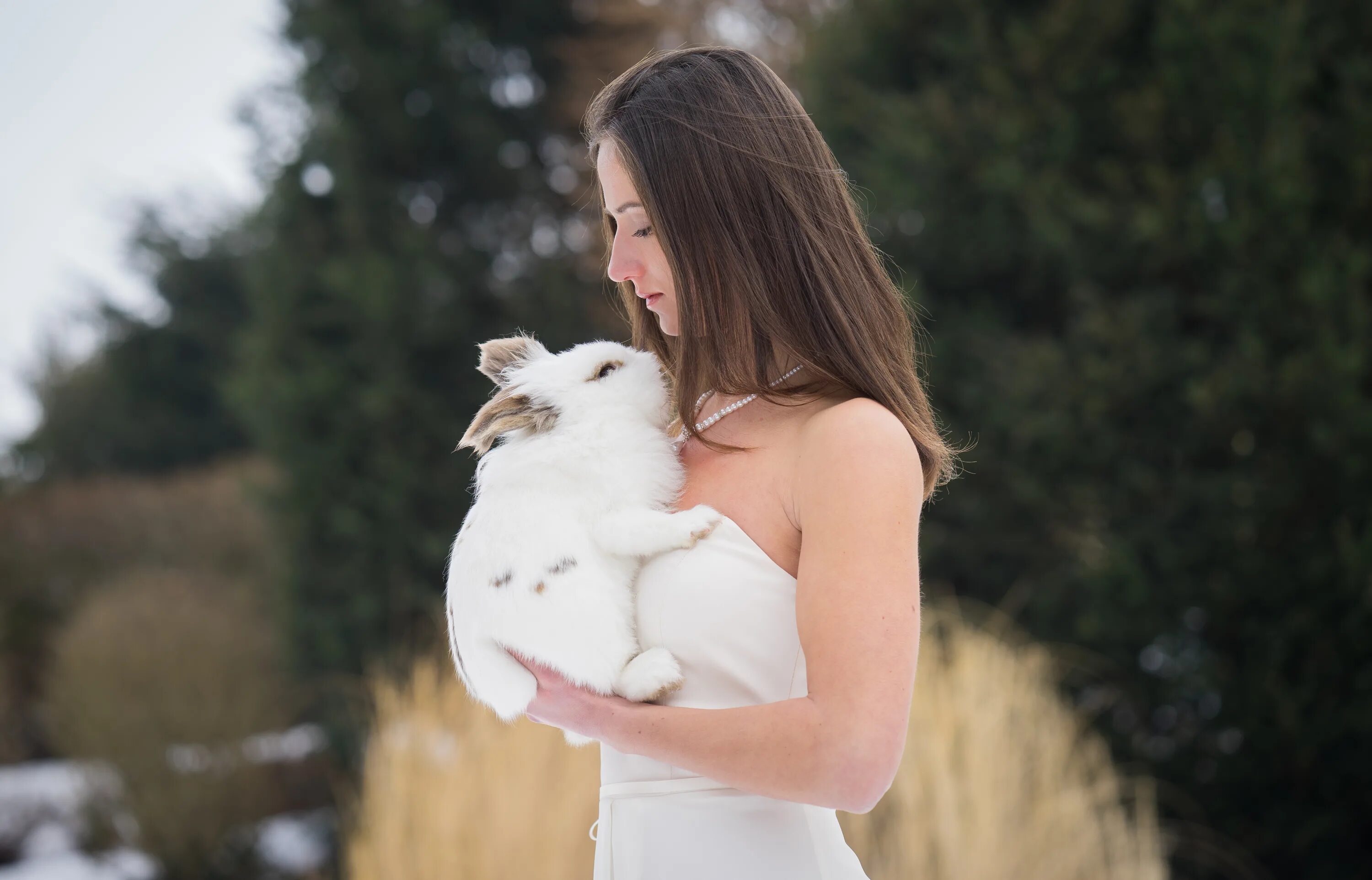 Нежная фотосессия девушки. Brunette bunny инстаграм. Красивые девушки с ушками. Девушка зайка. Прическа к образу кролика.