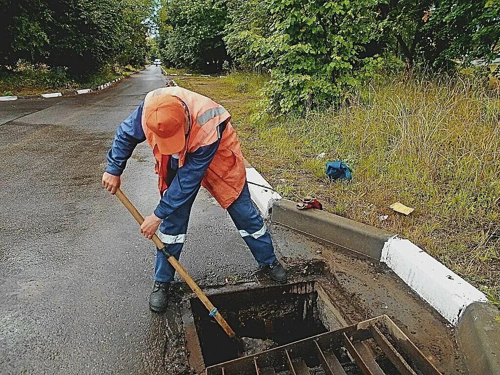 Ливневки. Ливневые канализации кто обслуживает. Дождевая ливневая канализация. Прочистка ливневой канализации. Чистка ливневок.