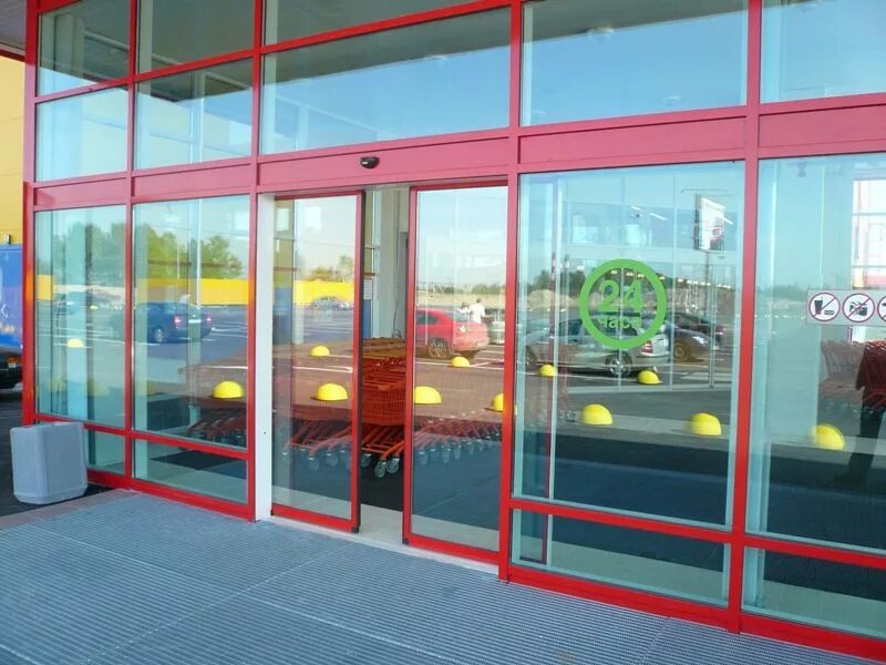 Автоматически открывающиеся двери. Раздвижные двери в торговых центрах. автоматические двери для торговых центров. автоматические двери в тц. автоматические двери супермаркета.