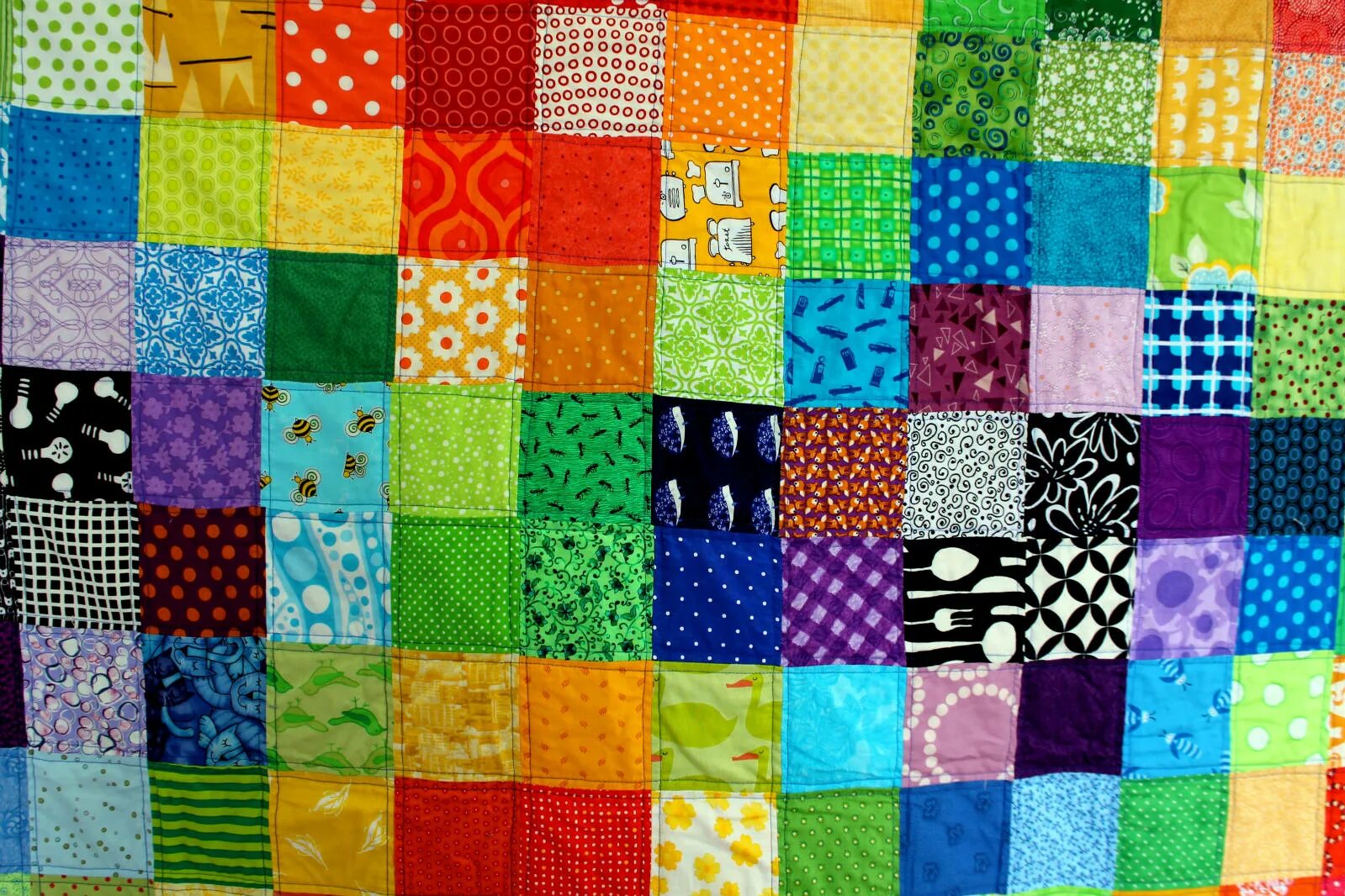 разноцветные лоскутки. цветные лоскутки. лоскут цветной ткани. ткань пэчворк. цветные лоскутки.