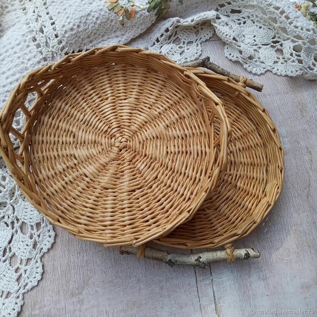 Круглый плетеный поднос. Круглые подносы из бумажной лозы с рисунком посередине. Плетёные подносы из лозы купить. Плетеный поднос. Поднос из лозы.