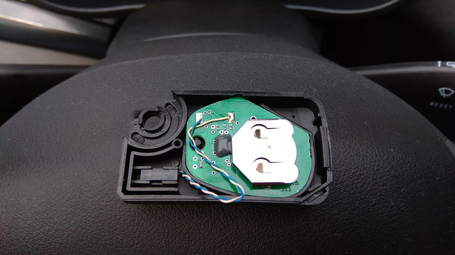 Лада приора 2008 года иммобилайзер. Предохранитель иммобилайзера приора 2009. Перемычка иммобилайзера нива шевроле. Центральный блок ваз 2114. Блок иммобилайзера лада гранта 2013.