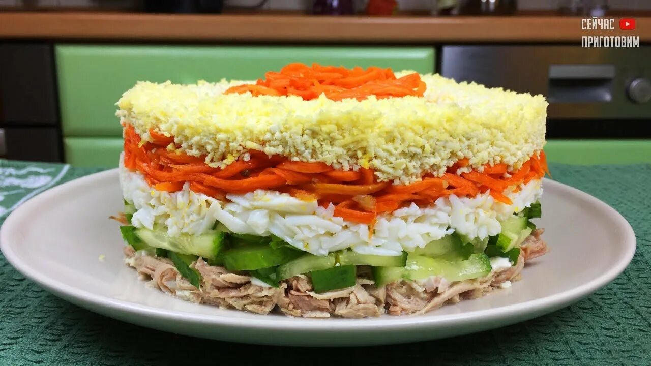 Салат с корейской морковкой курицей и огурцом. Слоеные салаты с корейской морковкой. слоеный салат с корейской морковью. слоёный салат с корейской морковкой курицей. салат с корейской морковью и курицей слоями.