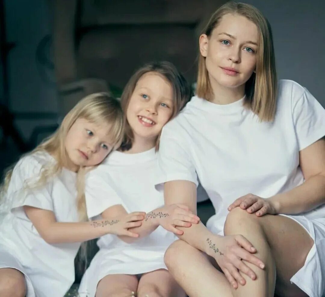 Дочь юлии пересильд. Юлия пересил д с детьми. Пересильд с дочками. Юлия пересильд и учитель. Есть ли дети у пересильд.