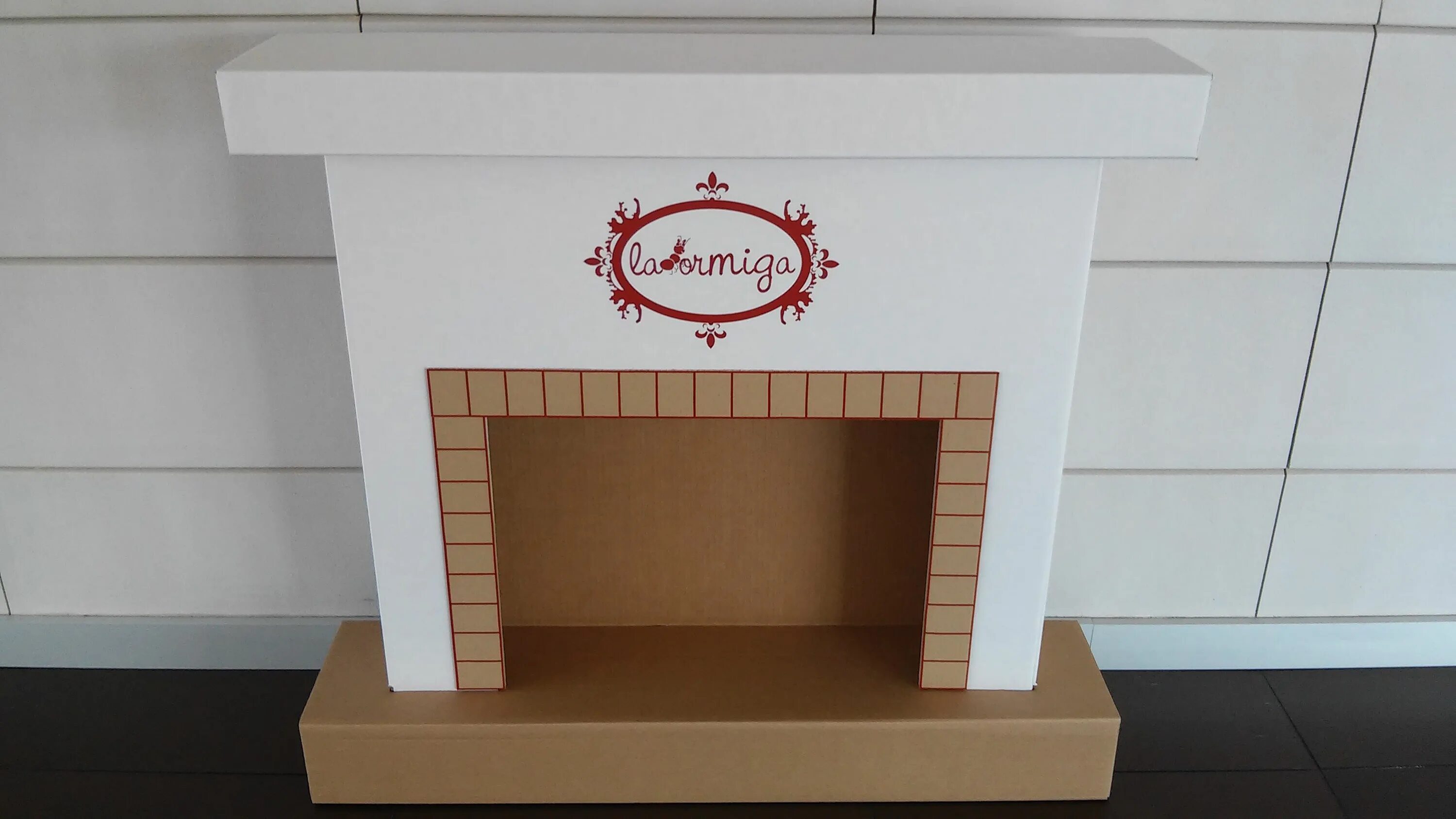 новогодний камин из картона. украсить картонный камин. камин из картона. камин с заборчиком. самодельный камин.