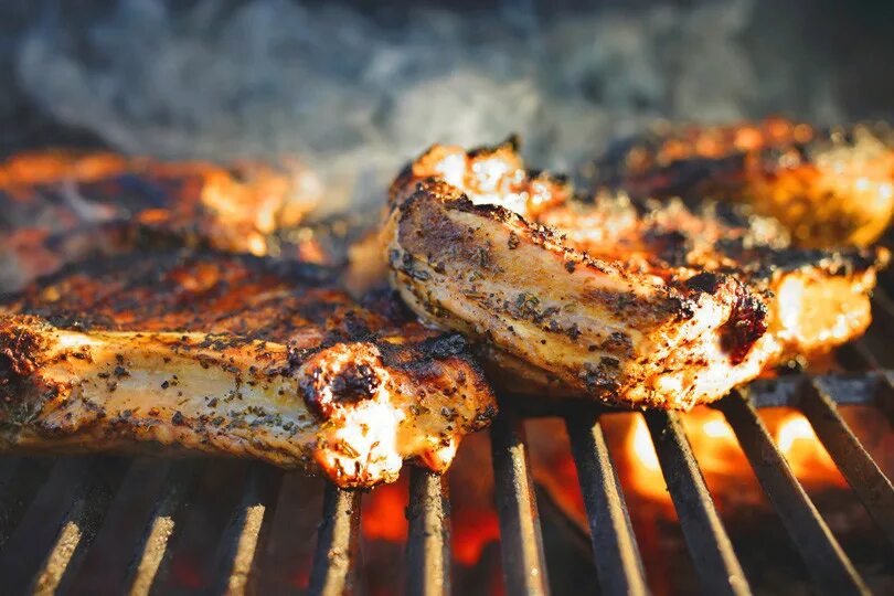 Мяса на углях как. Мясо на углях. мясо на гриле. жареное мясо. стейк на огне.