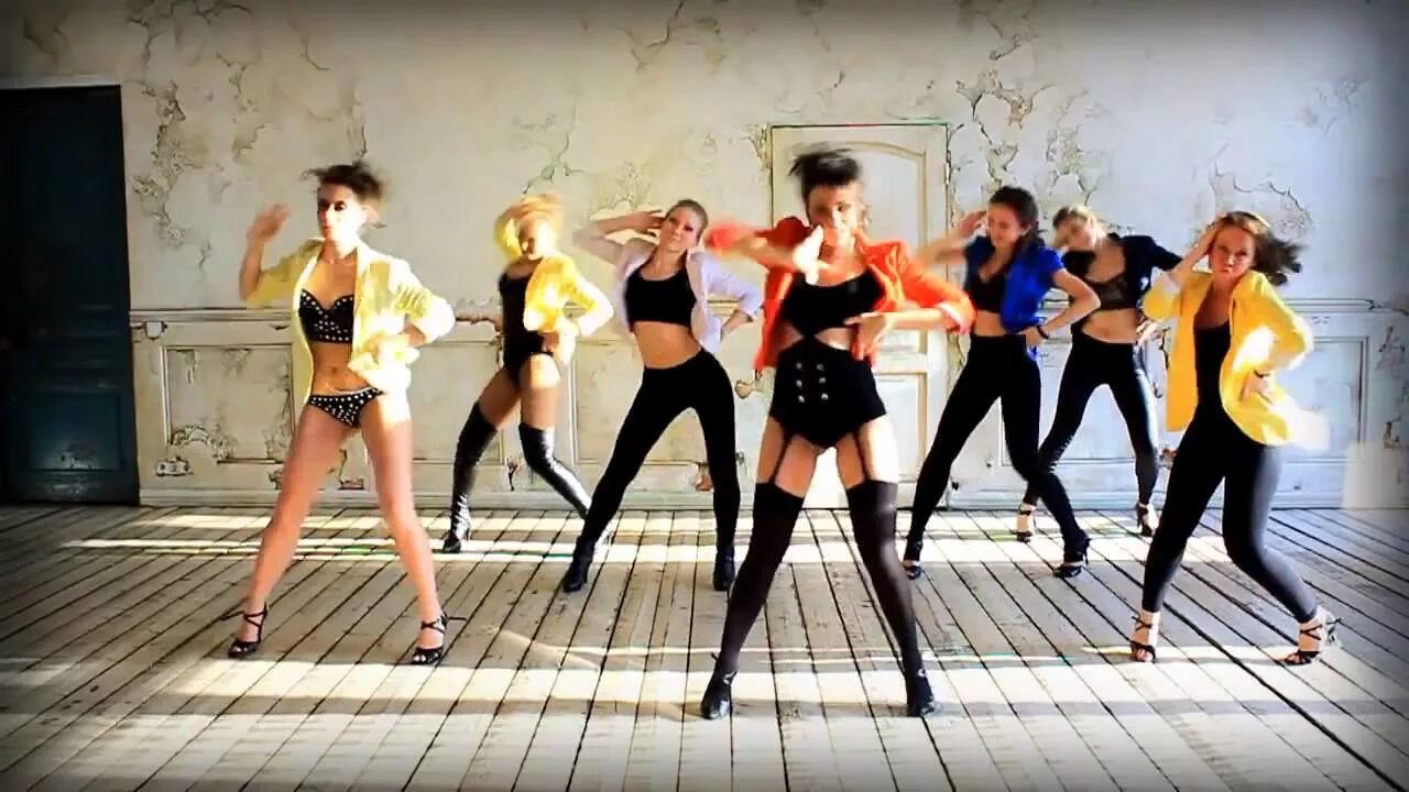 Го го май песня. Танцы гоу гоу. Го го танец в студии. Go Dance Москва.