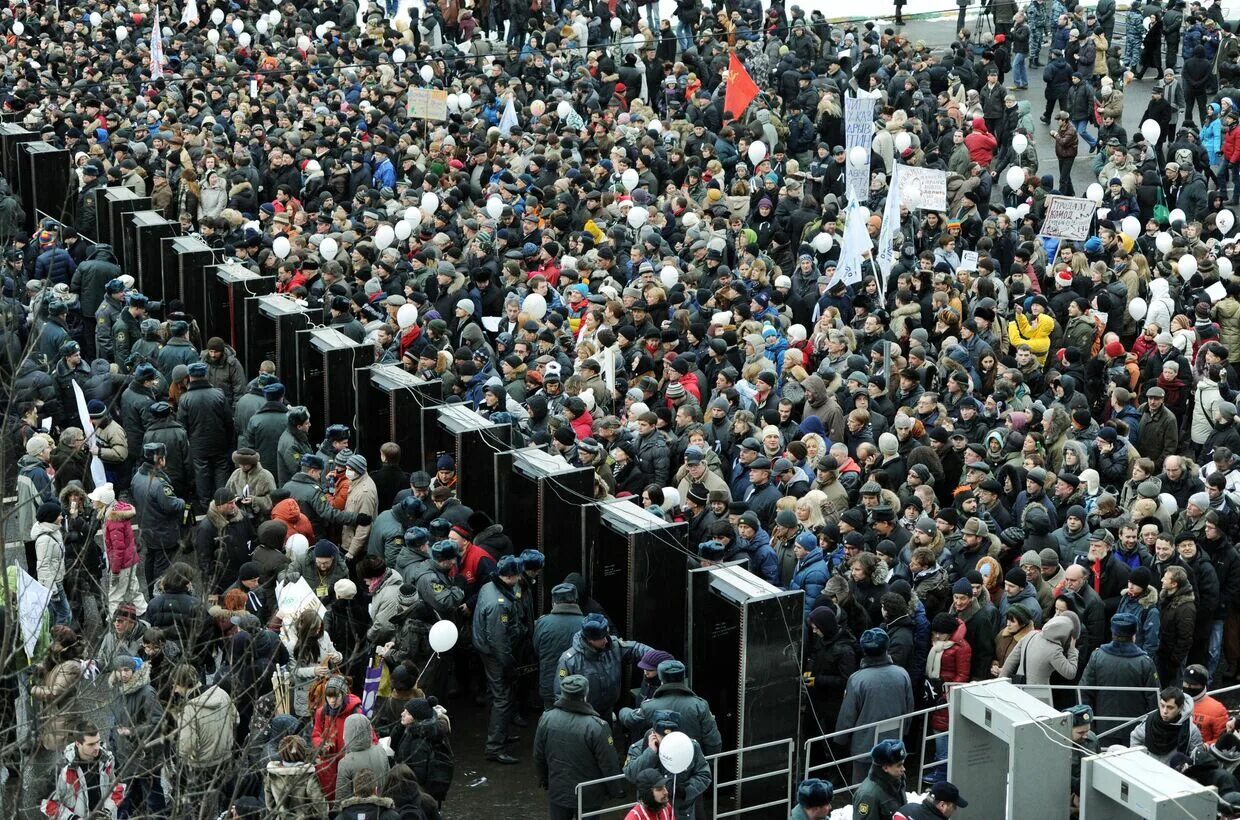 Толпа митинг. Толпа россиян. Толпа людей митинг. Толпа 1000 человек. Толпа участников митинга