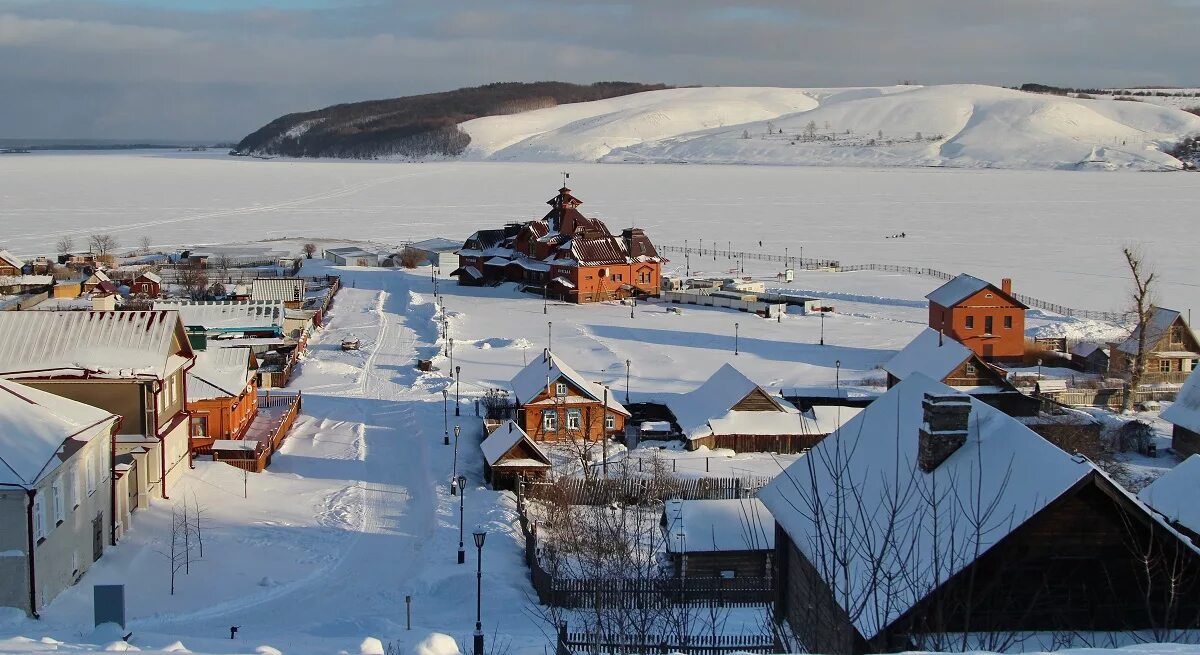 остров саквояж. остров свияжск в казани. свияжск остров-град. человек держит саквояж. остров саквояж.
