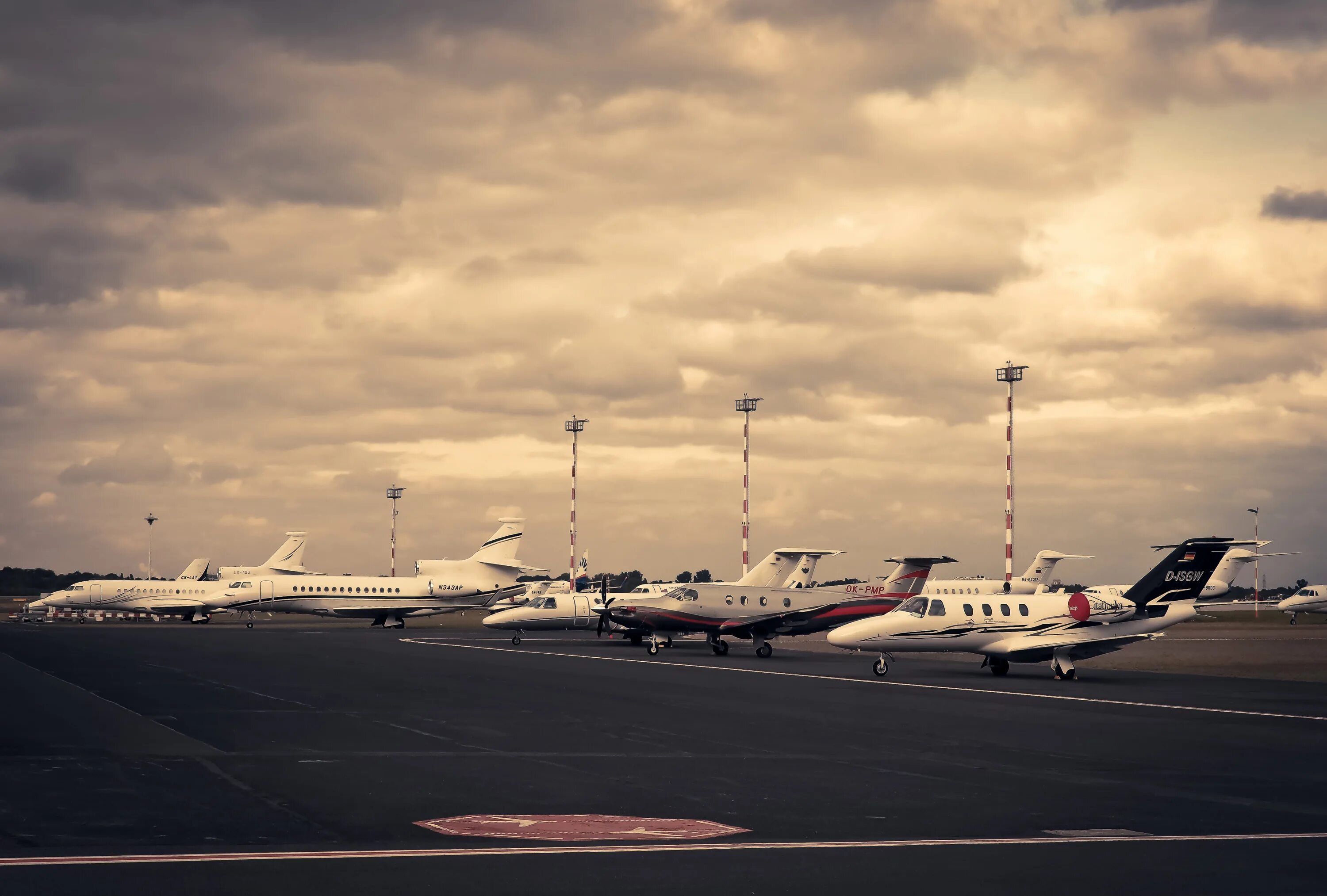 Национальный аэропорт самолеты. Самолет и аэропорт. Аэропорт фон. Пейзаж аэропорт. Красивые фото самолетов.
