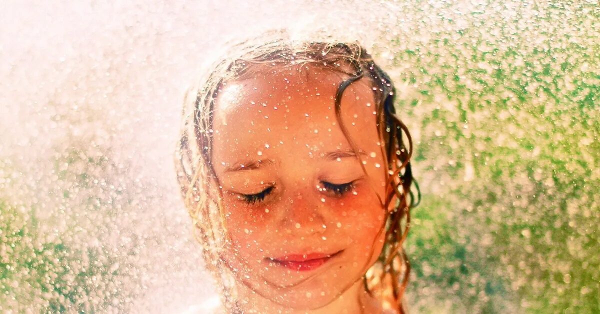 Гигиенические процедуры для дошкольников. По лицу роса. Ванная умываться. Радость под дождем. Человек умывается.