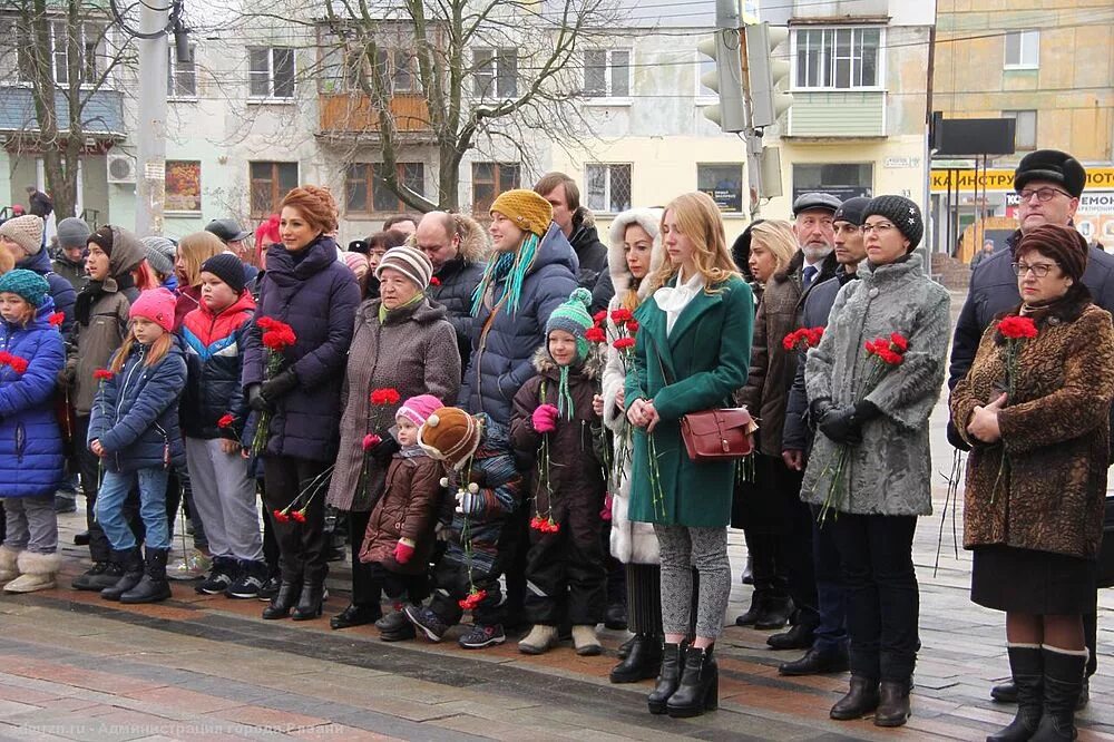 Свежие новости рязани и области сегодня. Возложение цветов к мемориалу в Рязани. 62 Инфо Рязань. Рязань администрация города Полетаев. Новости Рязани за сутки.