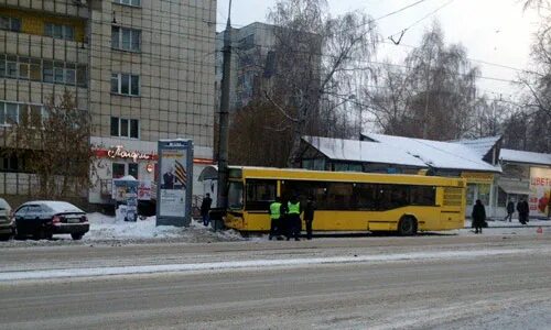 Автобусы пермь попова. Автобусы Пермь. Остановка Универсам Пермь. Остановка Борчанинова Пермь. 53 Автобус Пермь авария.