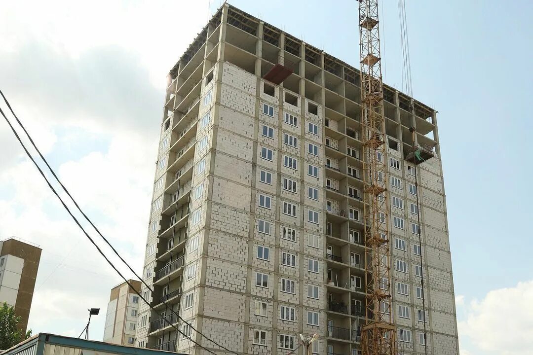 дома для переселенцев. аварийное и ветхое жилье липецк. аварийное и ветхое жилье липецк. аварийное и ветхое жилье липецк. многоэтажный дом вблизи.