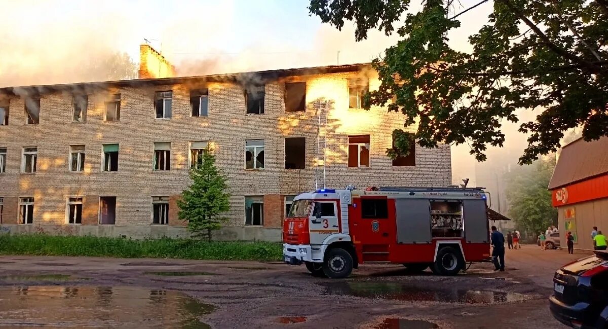 Горит общежитие. Горящее здание. общежитие здание. военный городок.