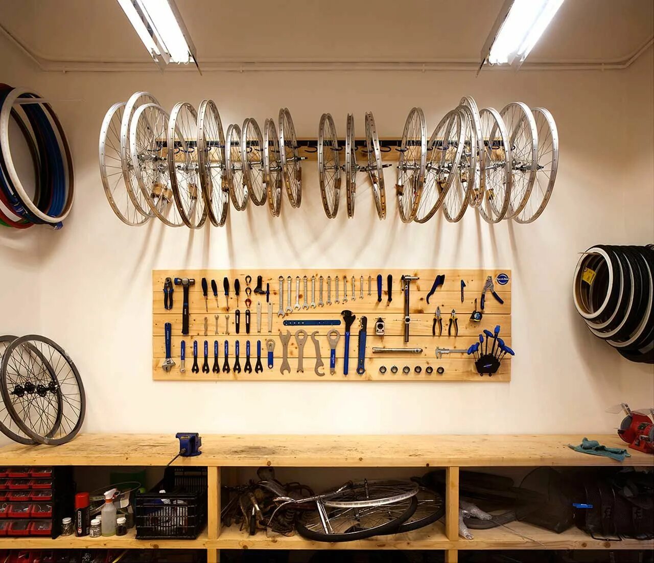 Bike room. Мастерская велосипедов. Веломастерская в магазине. Велосипед в мастерской. Веломастерская в гараже.