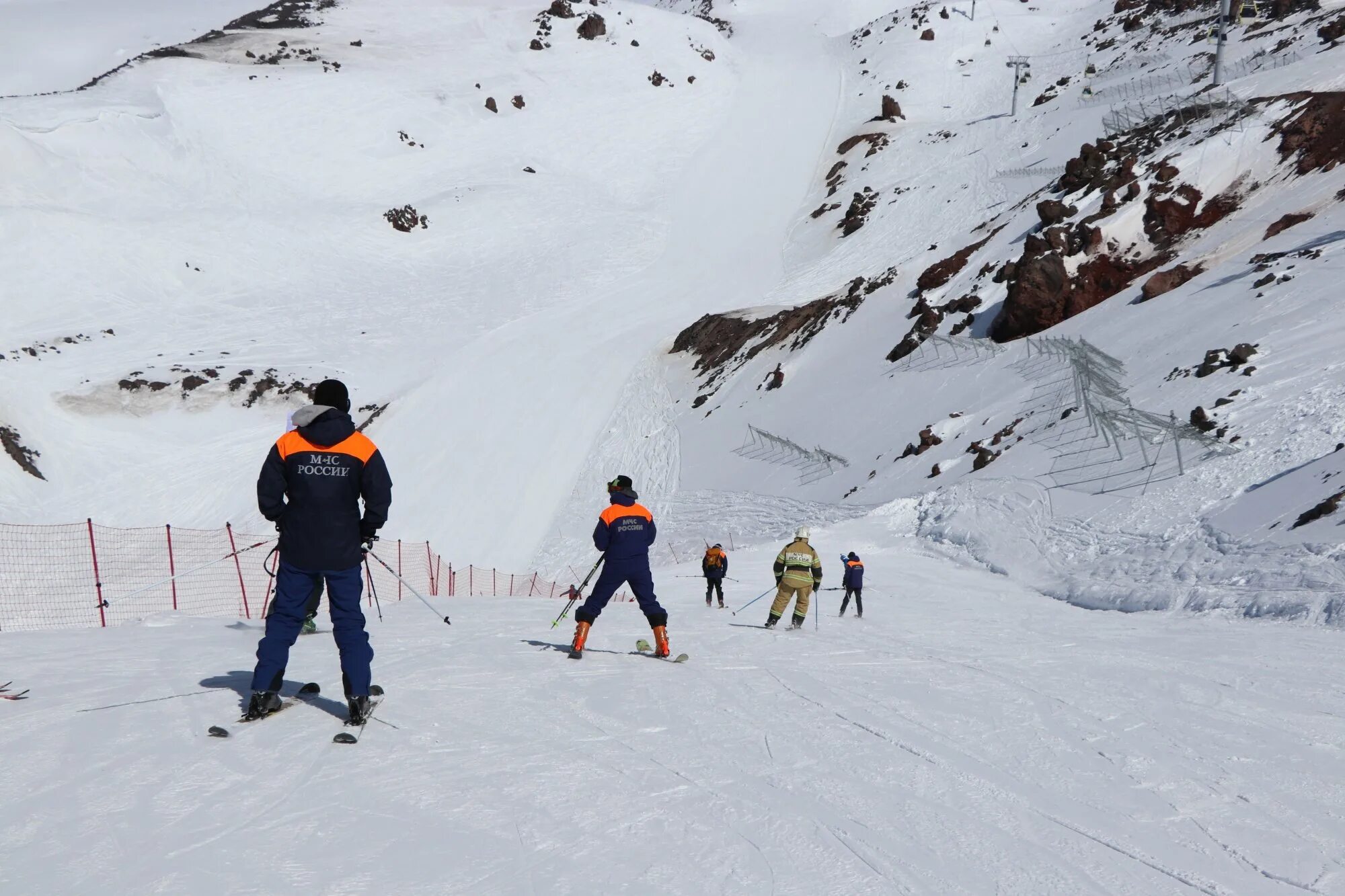 Эльбрус спуск. Приют Red Fox на Эльбрусе. Эльбрус лыжные трассы. База МЧС на Северном склоне Эльбруса. Джан-туган Эльбрус.