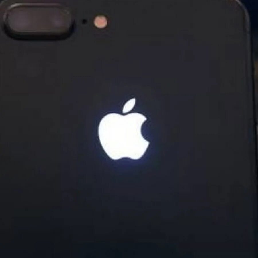 Iphone со светящимся яблоком. Игрушка яблоко светящаяся. Яблоко на черном фоне. Зеленое яблоко на черном фоне. Светящиеся яблоки.