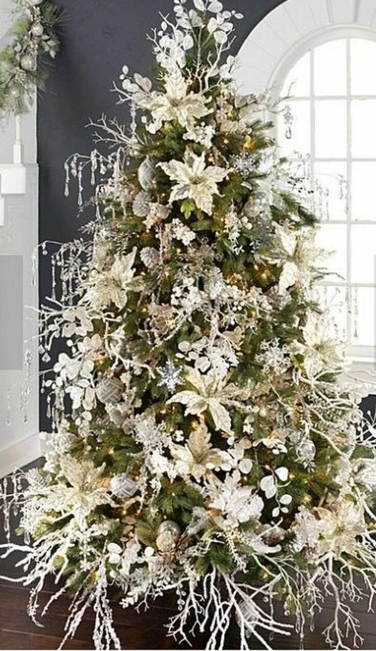 Елка в белом стиле. Елка украшена белыми цветами. Украшение белой елки. Красно белая елка украшения. Елка украшенная цветами.