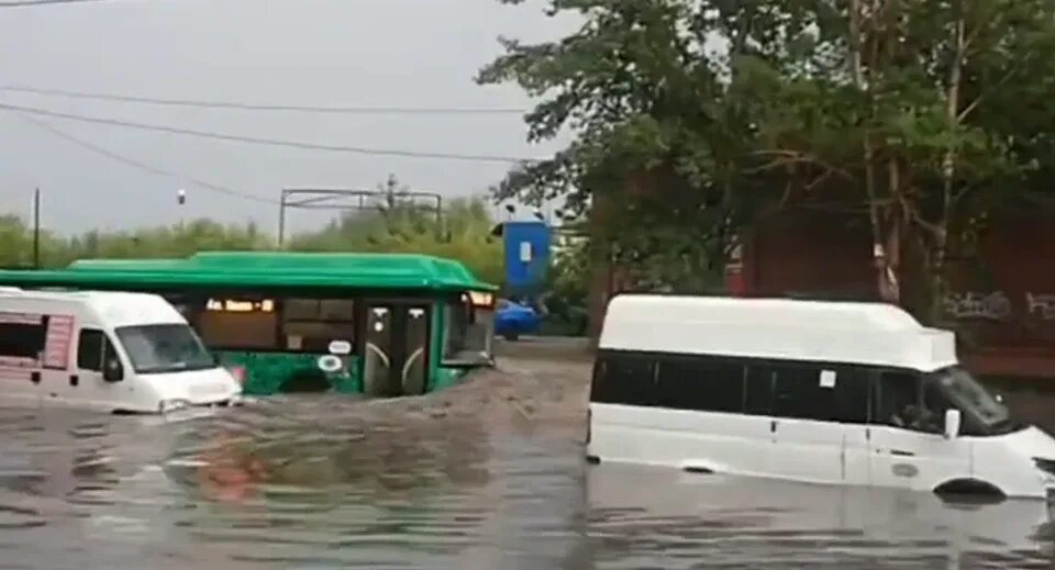 В окне автобуса поплыл