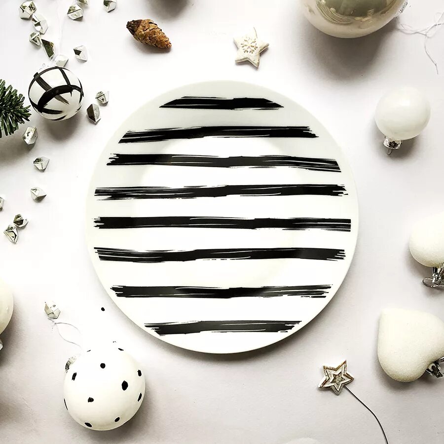 Набор посуды минимализм. Световая тарелка. Тарелки линии. Круги на посуде. Тарелки линии.