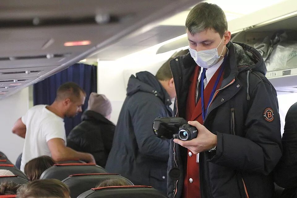 Самолет прилетел через 5 лет. Пассажиры в масках в самолете шереметьево. шереметьево в тепловизоры. маска в самолете для пассажиров. прилетел в москву.