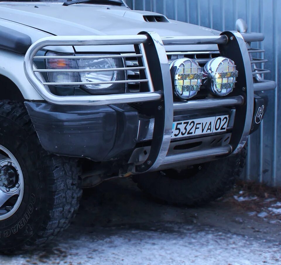 Кенгурятник pajero. Mitsubishi pajero 2 с кенгурятником. Мицубиси паджеро 4 с защитой бампера. Противотуманки mitsubishi pajero 2 1997. Кенгурятник pajero.