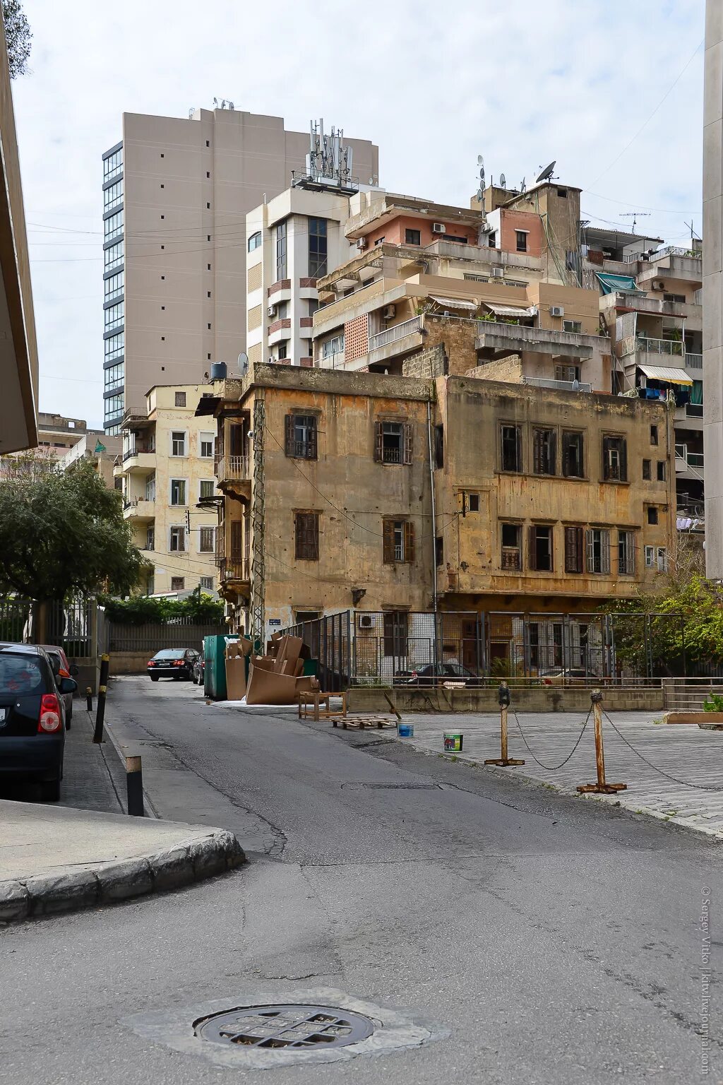 Богатые и бедные города. Бейрут город бедный район. Ливан город Бейрут трущоб. Дом в Бейруте. Бейрут бедный квартал.