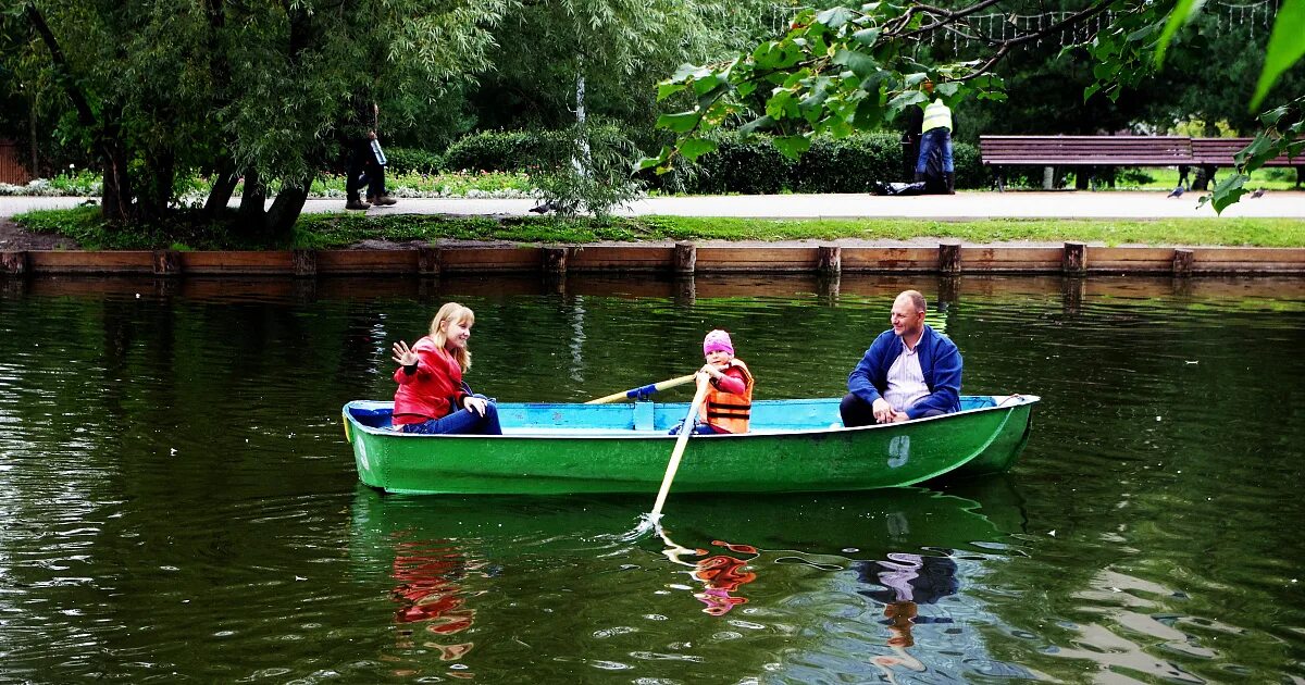 Можно ли кататься на лодке в запрет. Воронцовский парк лодки. Прогулка на лодке. Лодка парк. Катание на лодке в парке.